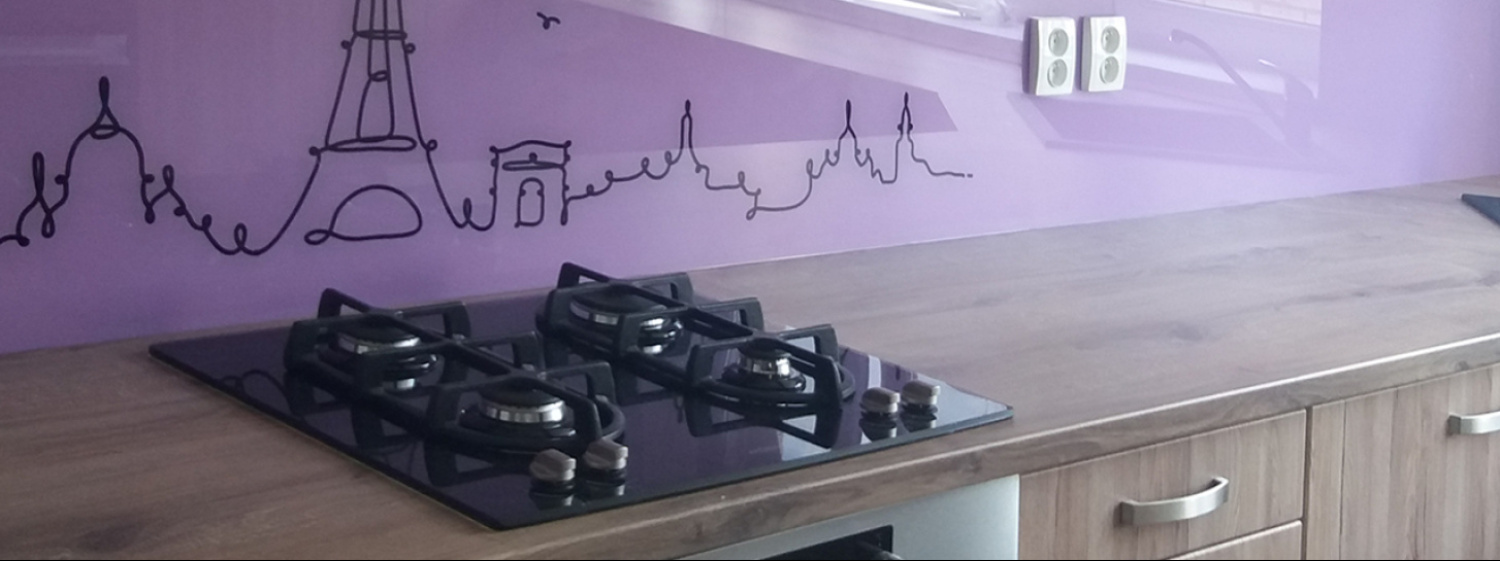 Skleněné obklady za kuchyňskou linku – praktické řešení na míru