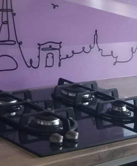 Skleněné obklady za kuchyňskou linku – praktické řešení na míru