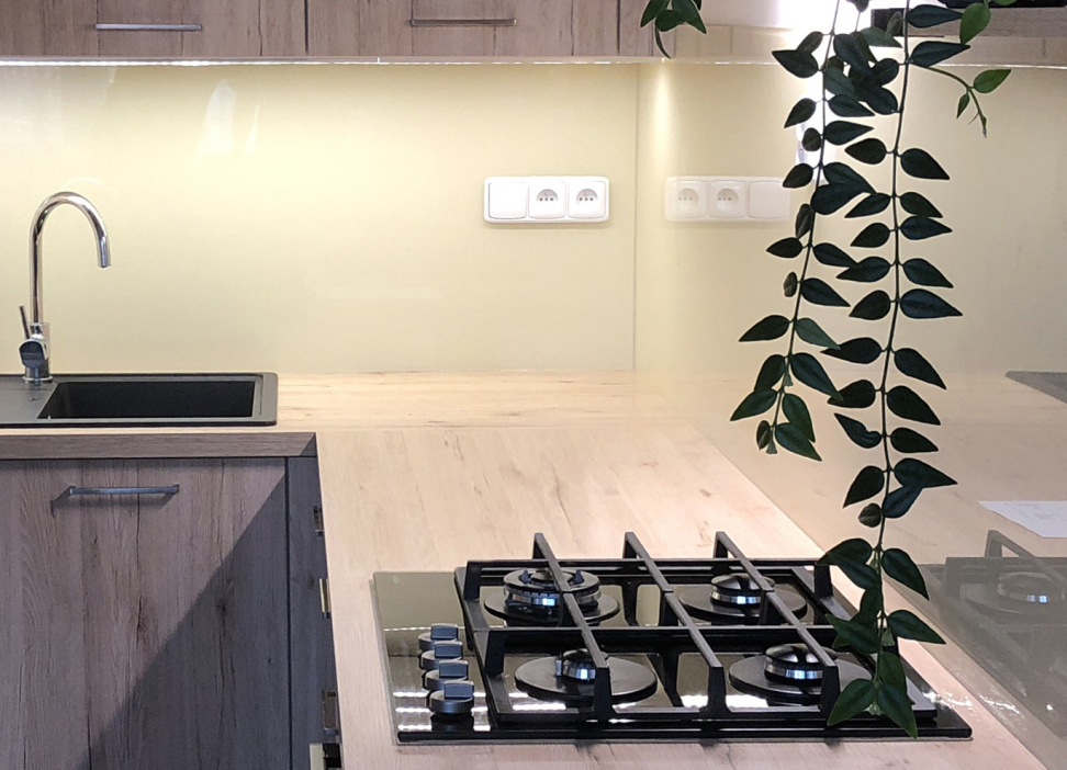 Jak probíhá realizace skleněného obkladu