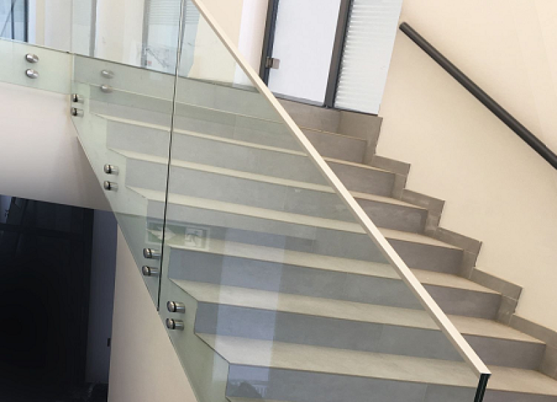 Módní trend současné architektury: celoskleněná zábradlí na terasu a do exteriéru