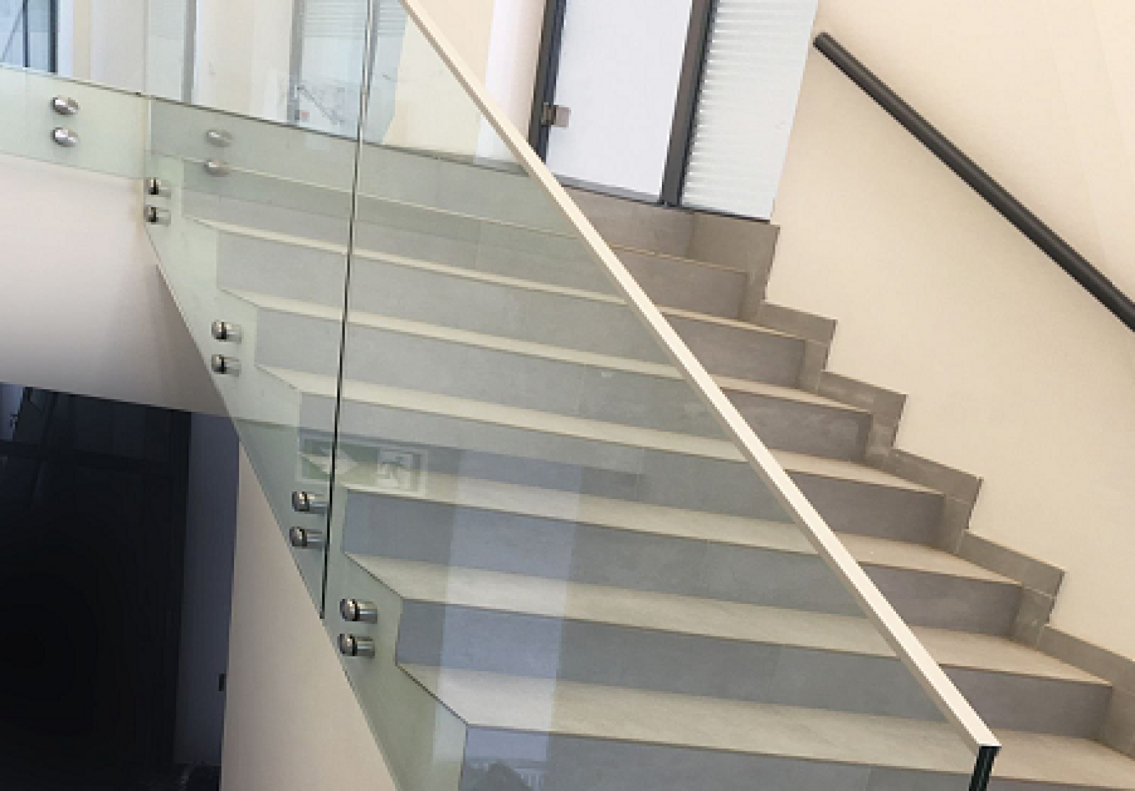 Módní trend současné architektury: celoskleněná zábradlí na terasu a do exteriéru