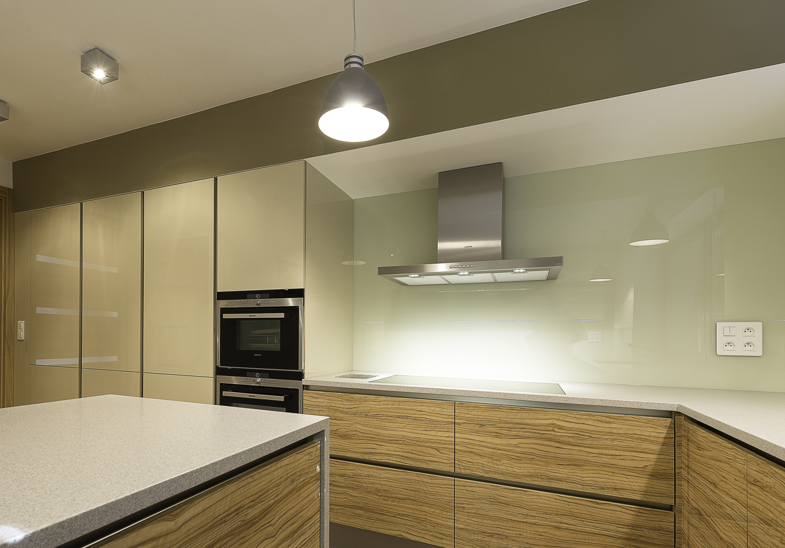 Vývoj barevného skla na obklady