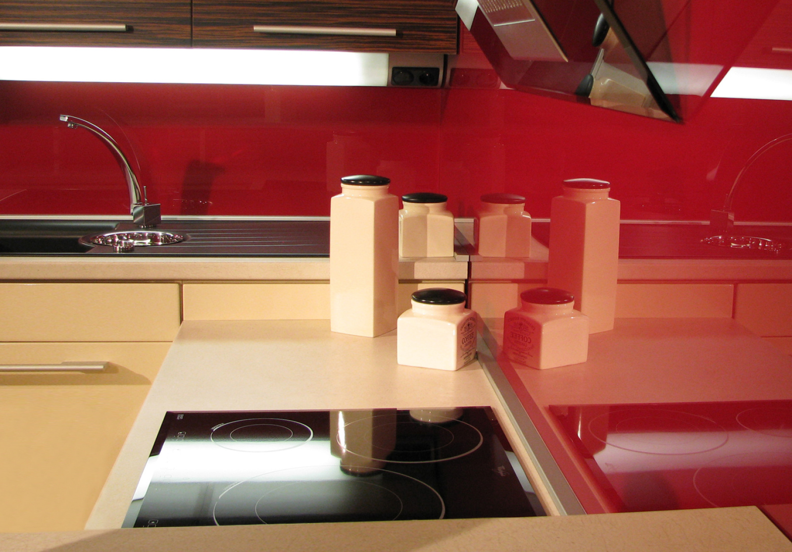 Kompletní postup spolupráce při realizaci skleněného obkladu do kuchyně